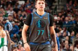 开云-穆古鲁扎回归赛场，爆冷首场状态亮眼，独行侠观众沸腾！的简单介绍